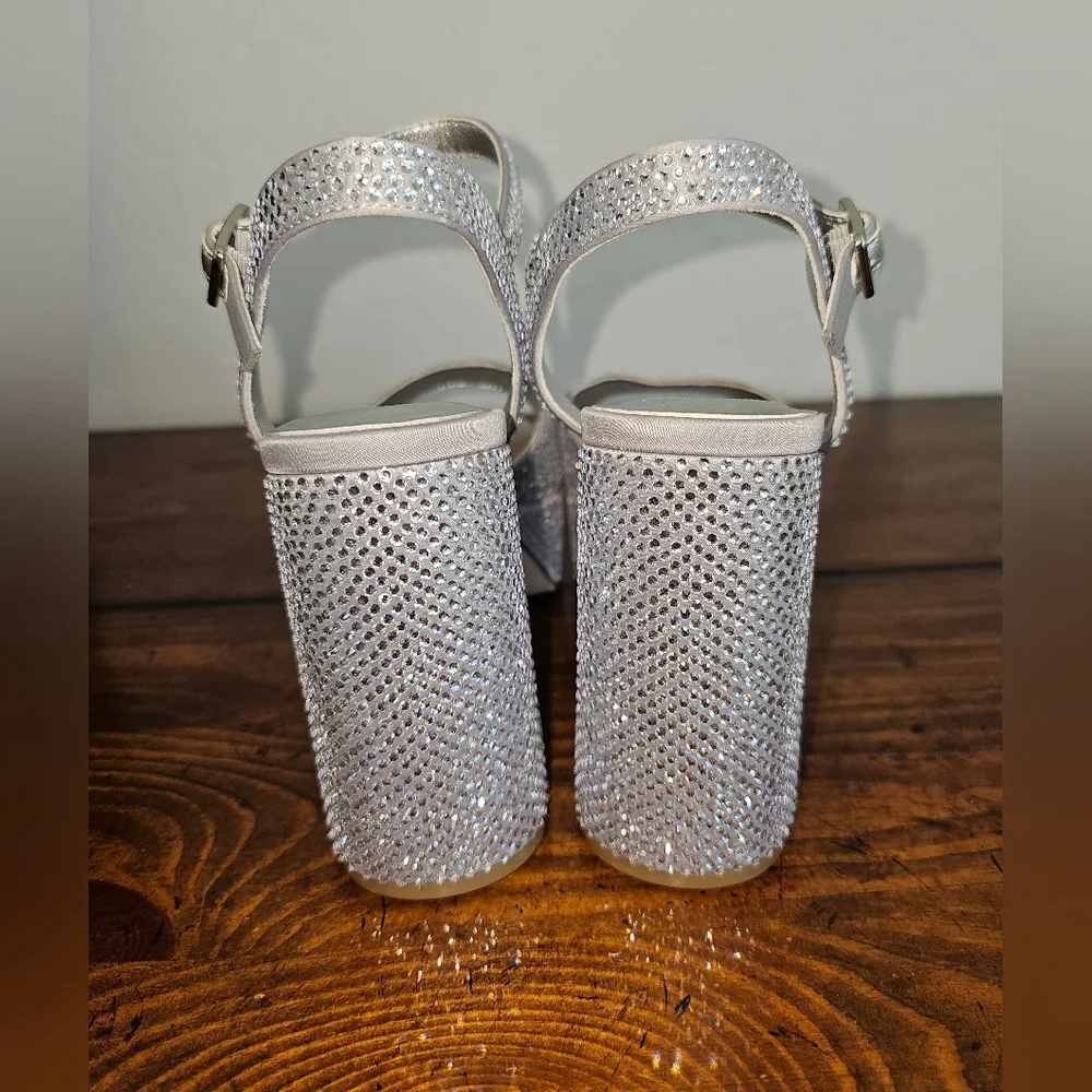 NWOB ANTONIO MELANI Silver Shimmer Rhinestone Platform Heels. Women's Size 9.5